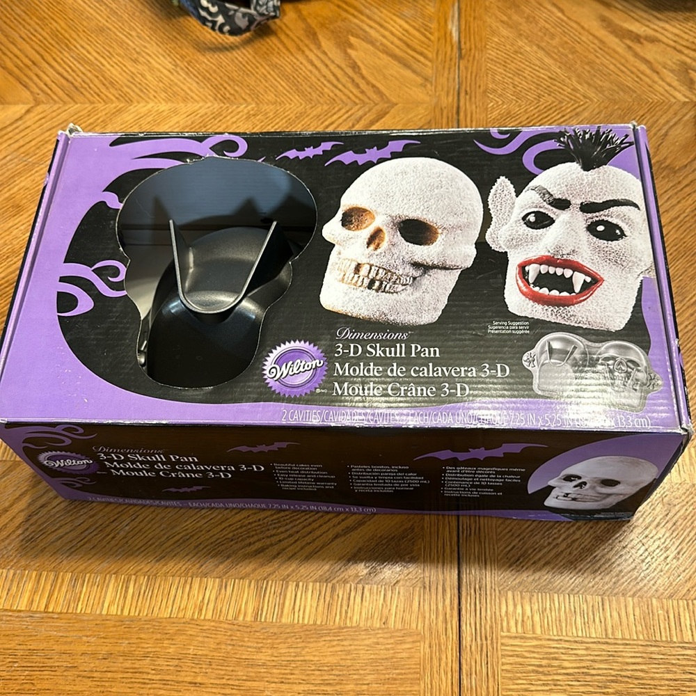 Wilton 3-D Skull Pan